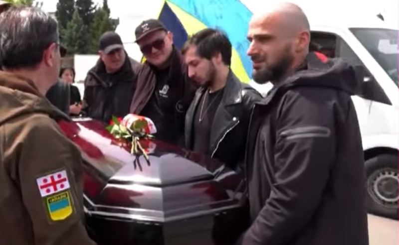 უკრაინაში დაღუპული მებრძოლები თბილისში ჩამოასვენეს - მათ მოქალაქეები და საქართველოს მეხუთე პრეზიდენტი დახვდნენ