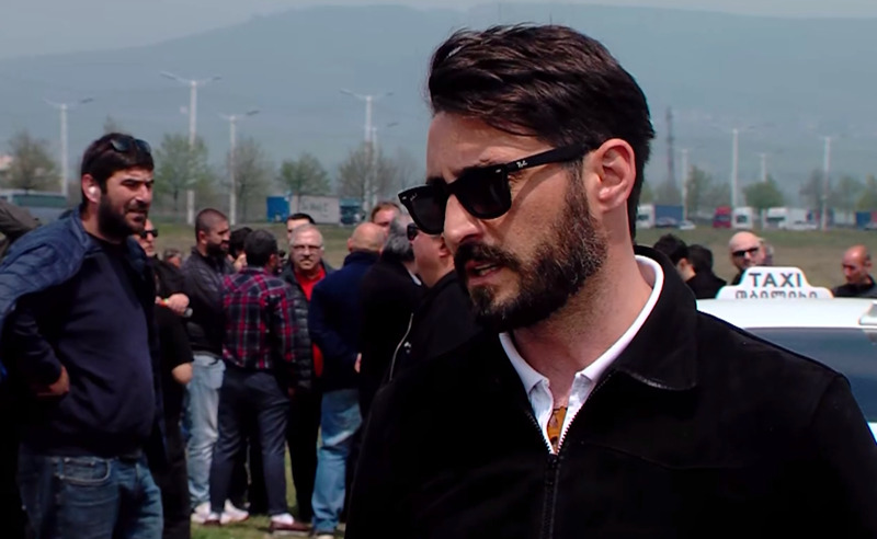 "ქალაქში მოუწესრიგებელია პარკირების სისტემა, ჯარიმები კი შეუძლებელს ხდის გზაზე მოძრაობას" - ტაქსის მძღოლების პროტესტი