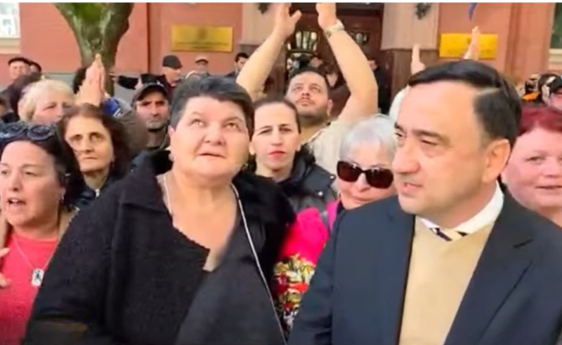 პროტესტის დღე ბათუმში - ხალხმა მთავრობის ადმინისტრაციის შენობა ალყაში მოაქცია