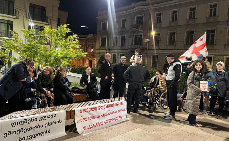 მედიის მარშის მონაწილეებმა სოლიდარობა გამოუცხადეს დიუშენის კუნთოვანი დისტროფიის მქონე ბავშვების მშობლებს