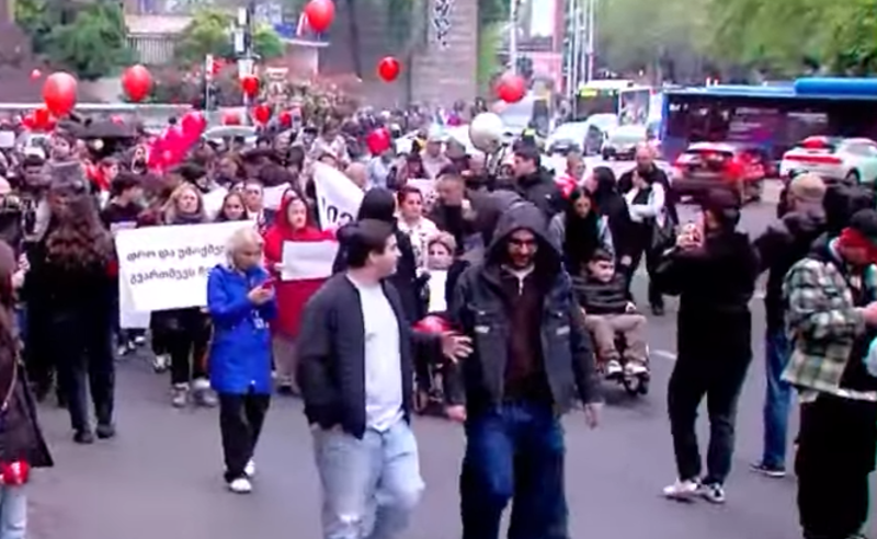 "მიეცით ბავშვებს წამალი“  - აქცია მთავრობის ადმინისტრაციასთან 