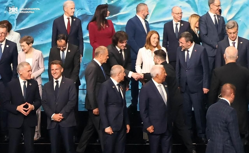 მთავრობის გვერდმა კობახიძისა და ზელენსკის ხელის ჩამორთმევის ფოტო გამოაქვეყნა