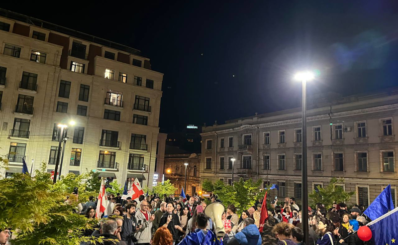 მსვლელობის მონაწილეები მთავრობის ადმინისტრაციასთან დიუშენით დაავადებული ბავშვების მშობლების აქციას შეუერთდნენ