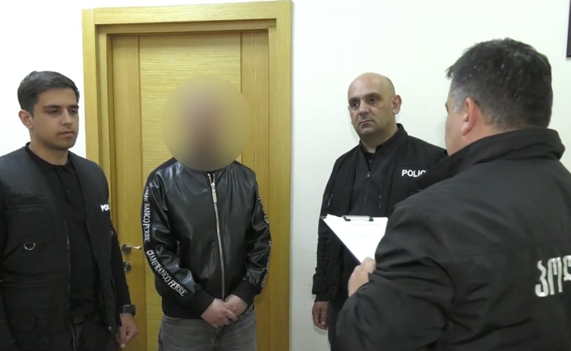 რუსთავში, ავტოსადილერო კომპანიის დირექტორი თაღლითობისთვის დააკავეს