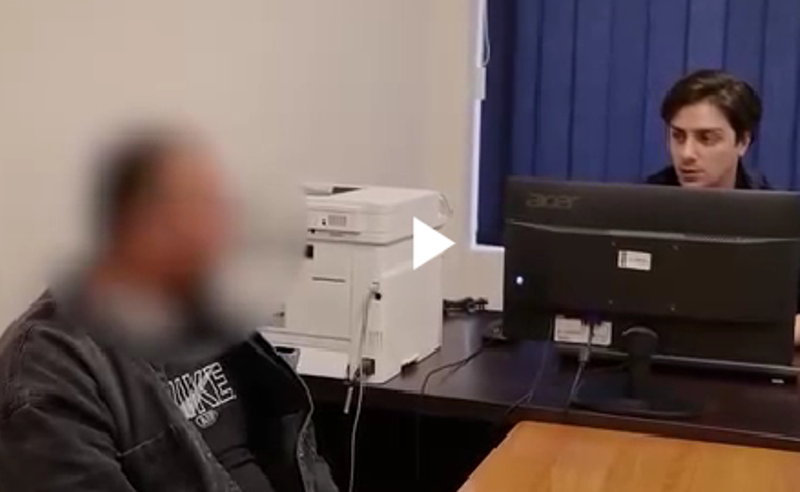 ქრთამის აღების ფაქტზე საჯარო მოხელეები დააკავეს