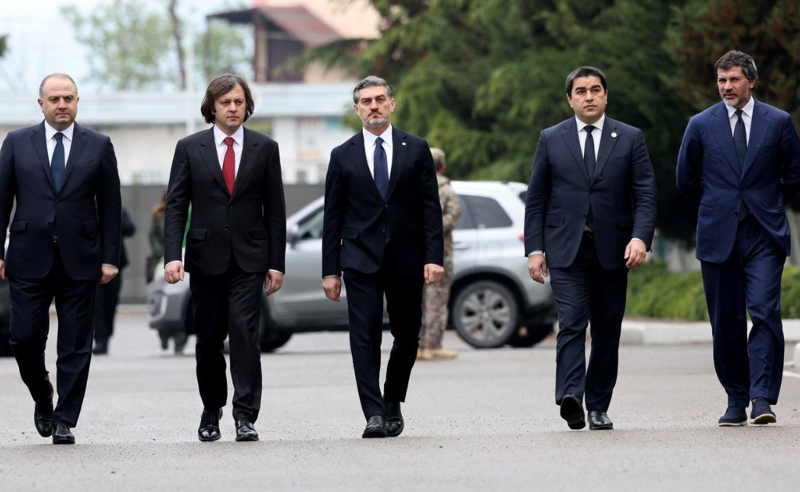 "ოცნება" კორუფციის რისკის გამო გაუქმებულ კანონს 8 წლის შემდეგ უკან აბრუნებს - მაღალჩინოსნები ფულადი ჯილდოების მიღებას ისევ შეძლებენ