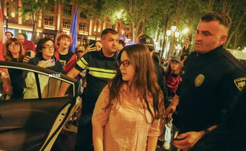 ნათია ჭელიძე, რომელიც პოლიციას უნივერსიტეტში მთელი დღე ელოდებოდა, რუსთაველის გამზირზე დააკავეს
