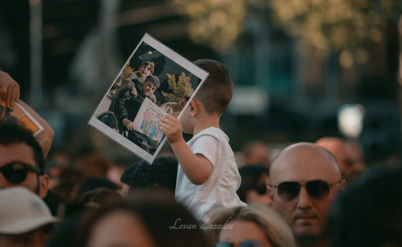 დიუშენის მქონე ბავშვების მშობლები ივანიშვილის რეზიდენციასთან ერთკაციან აქციებს აანონსებენ