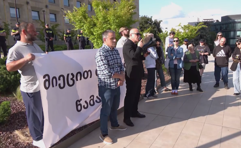 დიუშენი კლავს, უმოქმედობა უდრის სიკვდილს - უწყვეტი პროტესტი კანცელარიასთან გრძელდება