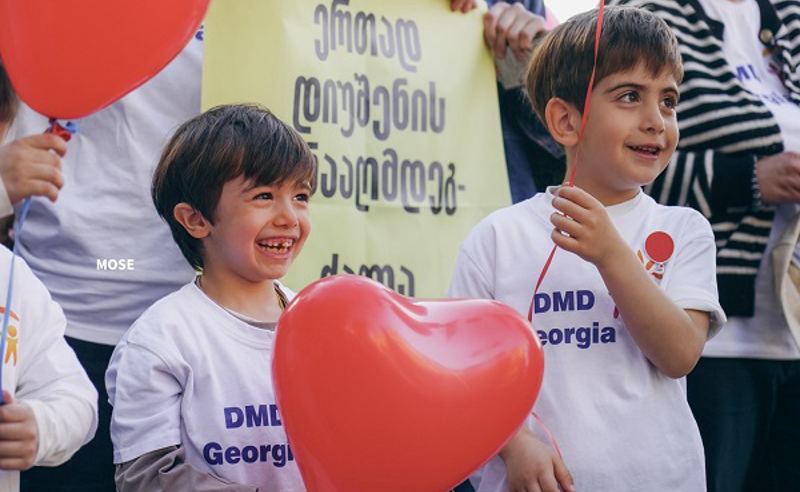 დიუშენის კუნთოვანი დისტროფიის მქონე ბავშვების დასახმარებლად უკვე  1 427 000 ლარი შეგროვდა - მარათონი გრძელდება