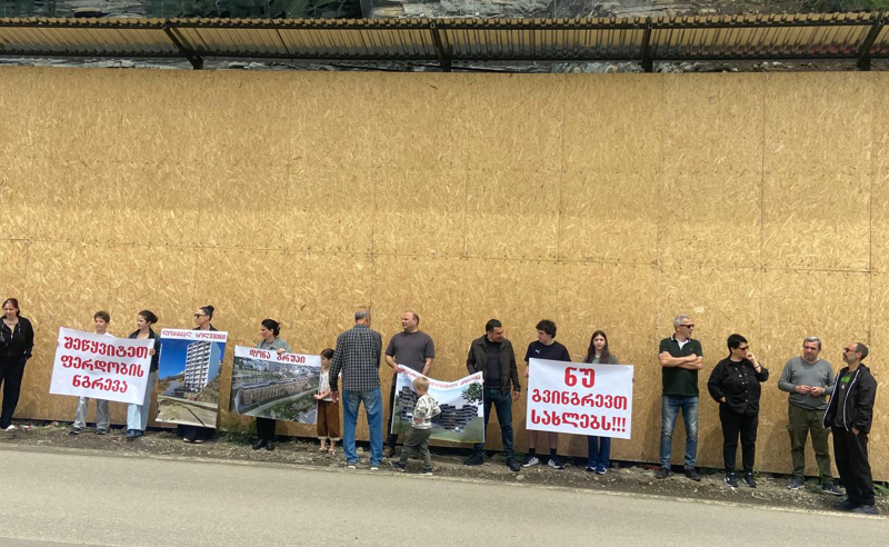 "ნუ გვინგრევთ სახლებს" - დანელიას ქუჩაზე ადგილობრივები მიმდინარე მშენებლობას აპროტესტებენ