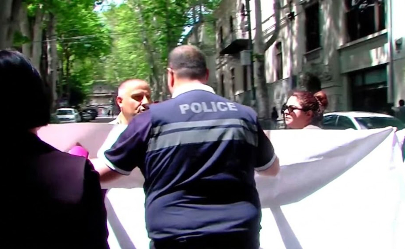 „იქით ზეიმობენ, აქეთ ბავშვები იხოცებიან“ - დიუშენით დაავადებული ბავშვების მშობლები თავისუფლების მოედანზე არ შეუშვეს