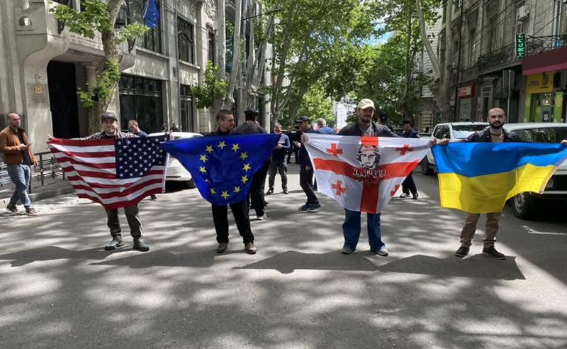 უწყვეტი პროტესტის მონაწილეებს პოლიციამ თავისუფლების მოედანზე დროშების გაშლის უფლება არ მისცა 