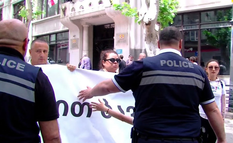 პოლიციის ალყაში მოქცეული მშობლები — დიუშენის სინდრომის მქონე ბავშვების ოჯახები თავისუფლების მოედანზე არ შეუშვეს