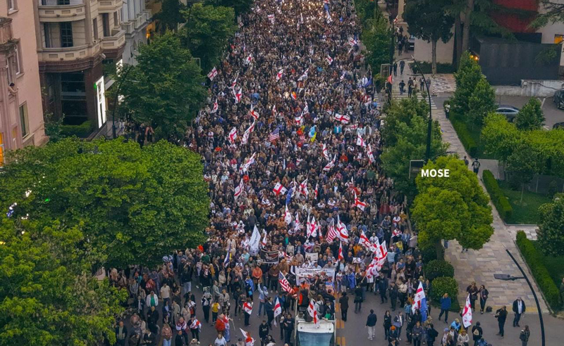 პარლამენტთან მისასვლელი გზა თავისუფალია - პოლიციამ რკინის ჯებირები მოხსნა 
