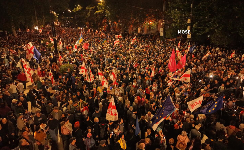 მსვლელობის მონაწილეები პარლამენტთან მივიდნენ