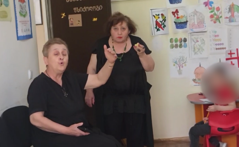 "გველმა რომ მიკბინა, მაგ დღეს გაცელეს ბაგა-ბაღის ეზო" - რას უყვება მასწავლებელი "პირველებს" და რით იმართლებენ თავს ბაღში