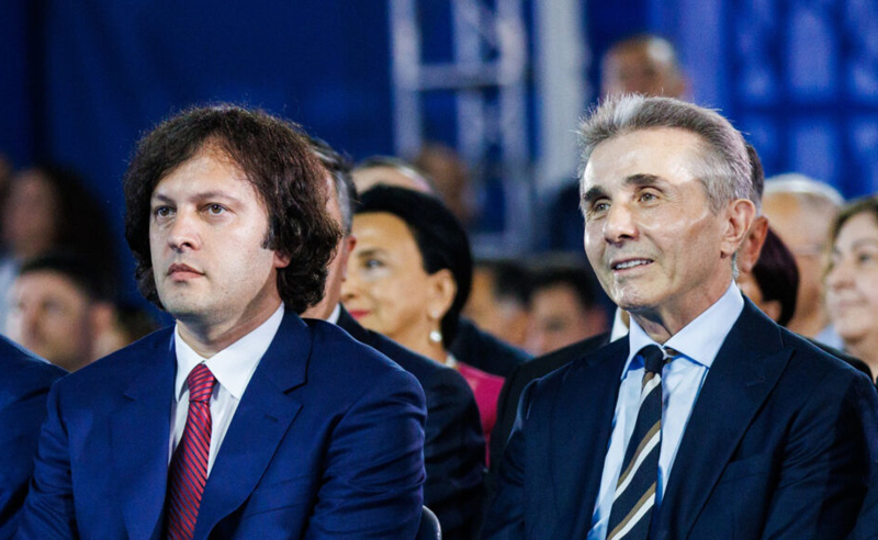 კობახიძემ ივანიშვილის როლზე განმარტება გააკეთა და პარტიის დამფუძნებელი 7 წუთიან ბრიფინგზე 27-ჯერ ახსენა