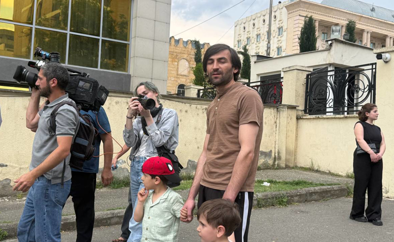 სასახლის ღობის საქმეზე დაკავებული კიდევ 8 პირი სასამართლო დარბაზიდან გაათავისუფლეს
