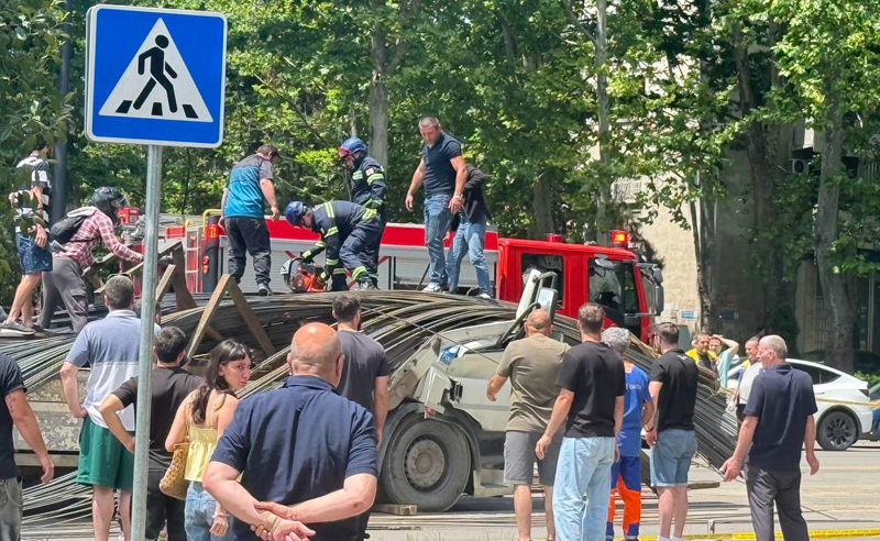 სამაშველო ოპერაცია დიდუბეში - სატვირთოს მძღოლი რკინის კონსტრუქციების ქვეშ მოყვა