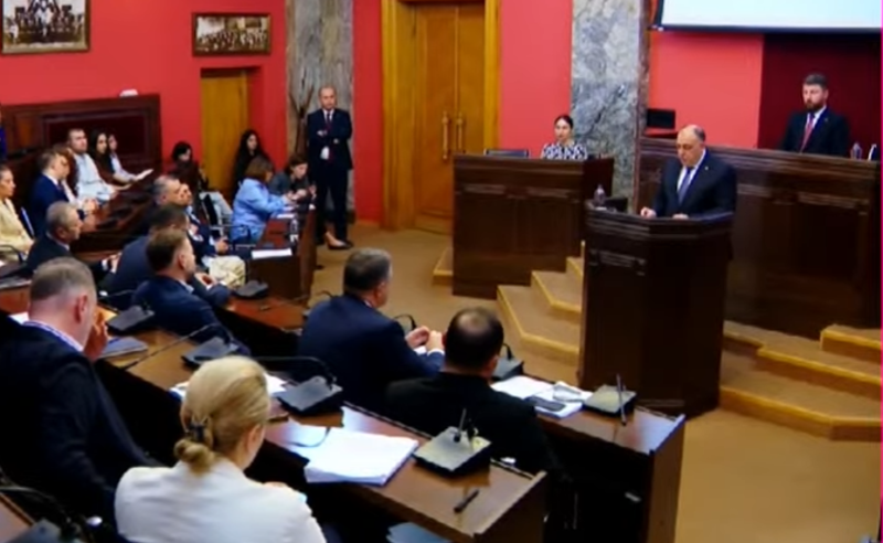 ხმაური პარლამენტში - გიორგი გვარაკიძის ანგარიშის განხილვა დაპირისპირების ფონზე მიმდინარეობს