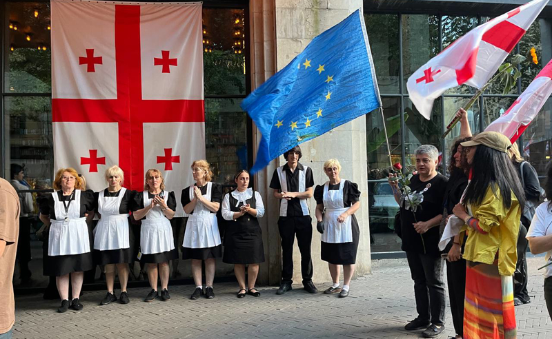 შაბათის მარში "სტამბასთან" გაჩერდა და თემურ უგულავას ხსოვნას პატივი მიაგო - მოქალაქეებს პერსონალი ტაშით დახვდა