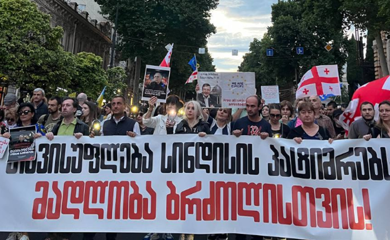 ელენე ხოშტარიას და სხვა პატიმრების გათავისუფლებით მოთხოვნით თბილისში შაბათის მარში მიმდინარეობს 