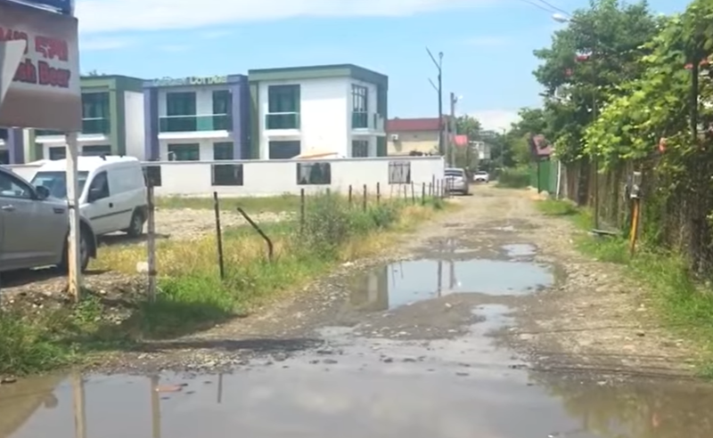 დანგრეული გზები და მოუწესრიგებელი დასასვენებლი სივრცეები - როგორ ხვდება ურეკი ტურისტულ სეზონს