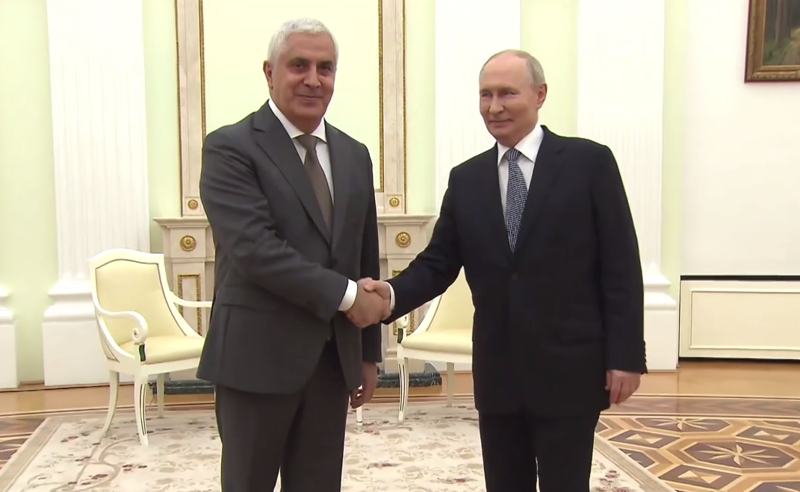რუსეთის პრეზიდენტი ვლადიმერ პუტინი ოკუპირებული ცხინვალის ე.წ. პრეზიდენტის მოვალეობის შემსრულებელს შეხვდა