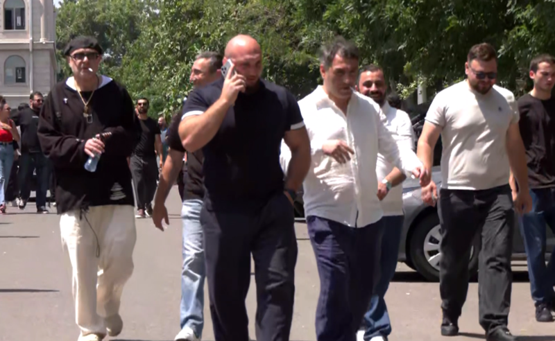 ონისე ოქრიაშვილზე თავდამსხმელი სასამართლო დარბაზიდან გაათავისუფლეს 