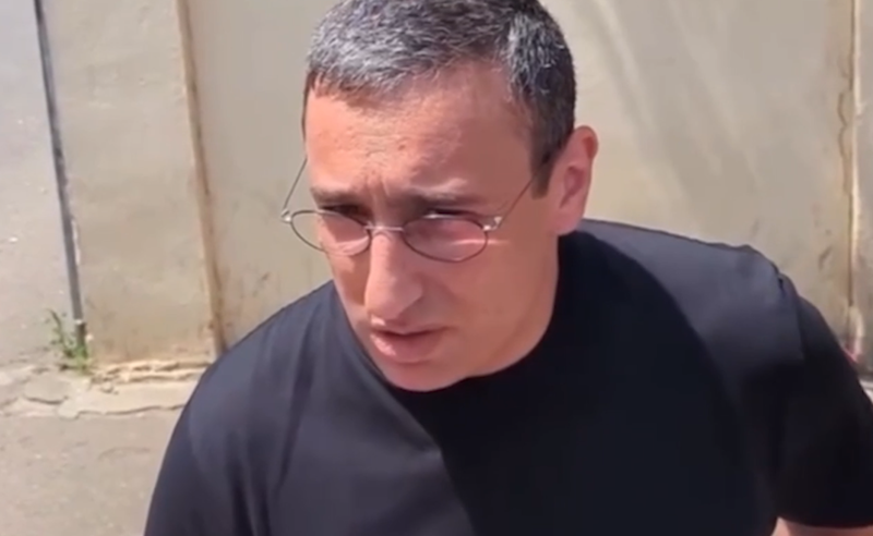 ნოდარ დუმბაძის შვილიშვილის თქმით, მისი ოჯახი ონისე ოქრიაშვილზე თავდამსხმელს "გვერდში ედგა" 
