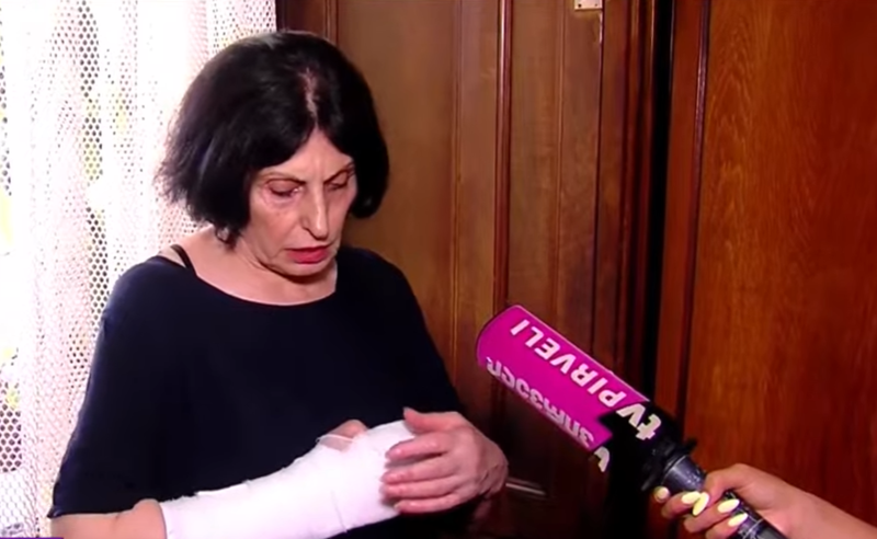 „თავში დამარტყა და ხელი დამიზიანა“ - ლეილა ცომაია აცხადებს, რომ მასზე პოლიტიკური ნიშნით იძალადეს