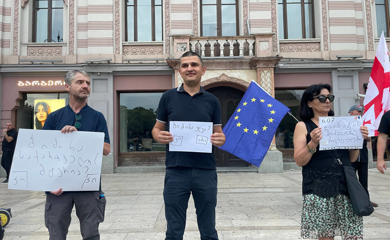 პროტესტი თავისუფლების მოედანზე - სამოქალაქო აქტივისტები თბილისის საკრებულოსთან იკრიბებიან