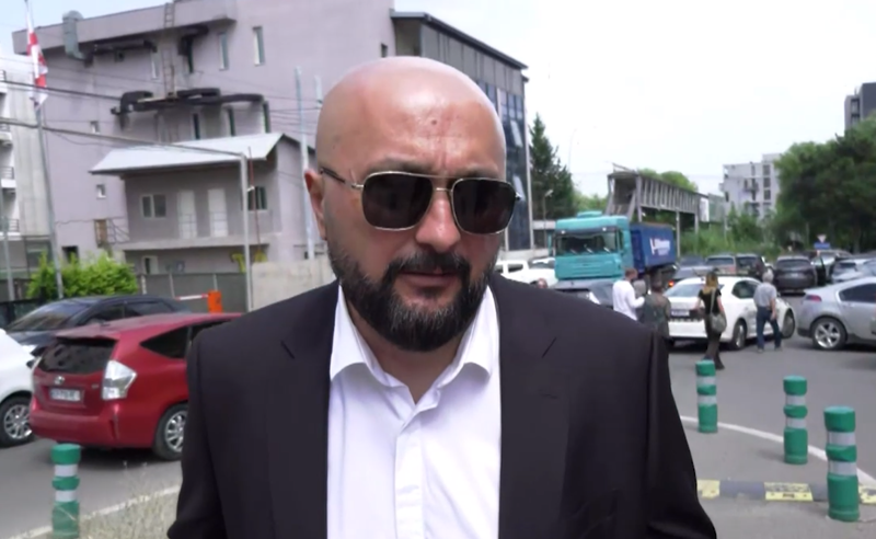 შსს-ს ყოფილი მაღალჩინოსანი სასამართლოში მივიდა - მერაბ მალანია შვილის პროცესს დაესწრება