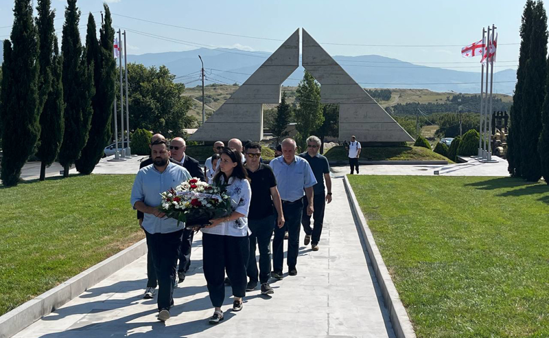 გვახსოვს გმირები, გვახსოვს მტერი - კამპანია “ერთი საქართველოს“ წევრებმა მუხათგვერდის ძმათა სასაფლაო ყვავილებით შეამკეს