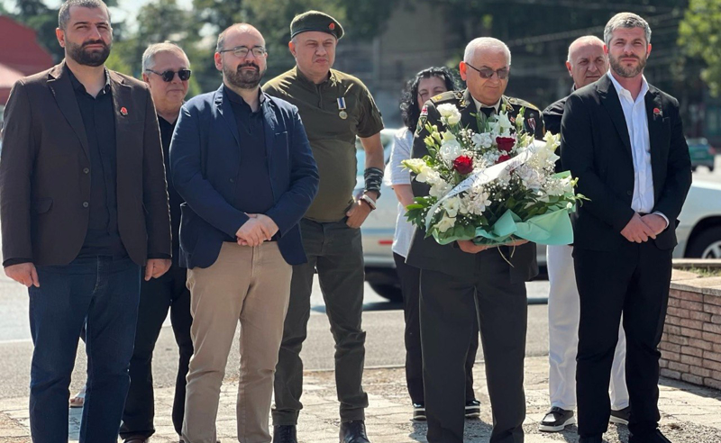“ლელო ძლიერი საქართველოს“ წევრებმა გორში 8 აგვისტოს ომში დაღუპულ გმირთა მემორიალი ყვავილებით შეამკეს