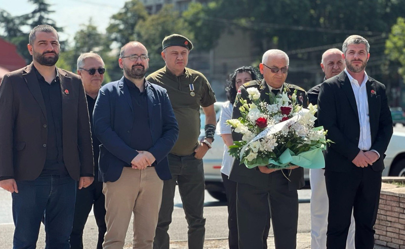 “ლელო ძლიერი საქართველოს“ ლიდერებმა გორში 8 აგვისტოს ომში დაღუპულ გმირთა მემორიალი ყვავილებით შეამკეს