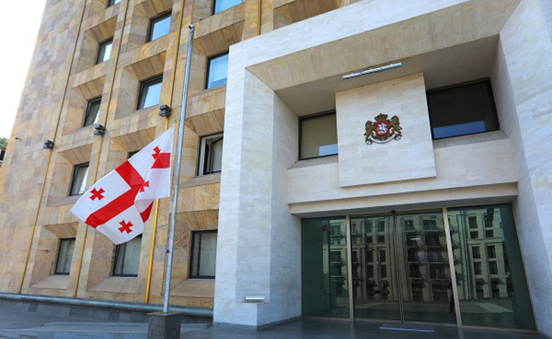 რუსეთ-საქართველოს ომის მე-18 წლისთავთან დაკავშირებით ადმინისტრაციულ შენობებზე სახელმწიფო დროშები დაეშვა