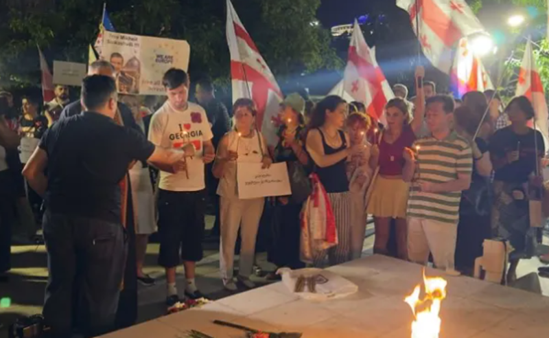 გმირთა მოედანზე მოქალაქეებმა გმირების ხსოვნას პატივი მიაგეს