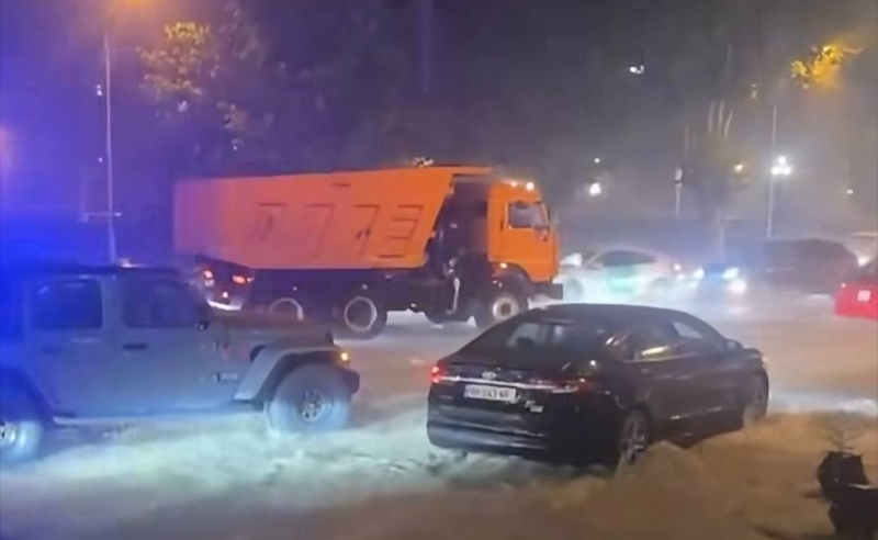 კოკისპირული წვიმის შედეგად, თბილისის ქუჩები ისევ დაიტბორა