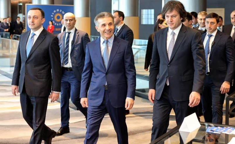 კობახიძე პასუხობს კითხვას, ესაუბრა თუ არა ივანიშვილს ღარიბაშვილის წერილის შესახებ 
