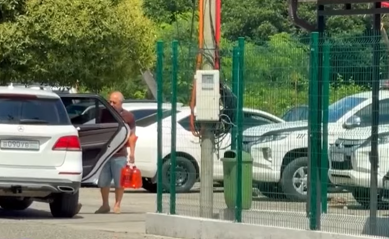  ხალხს ბენზინი სამეგრელოდან აფხაზეთში პლასტიკის ჭურჭლით გადააქვს - "პირველების" კადრები ენგურის ხიდიდან
