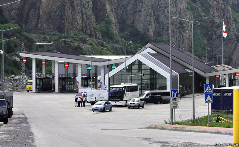 რუსეთის მოქალაქეების რეკორდული რაოდენობა ლარსის სასაზღვრო გამშვებ პუნქტზე - რა საფრთხეებზე საუბრობს ოპოზიცია
