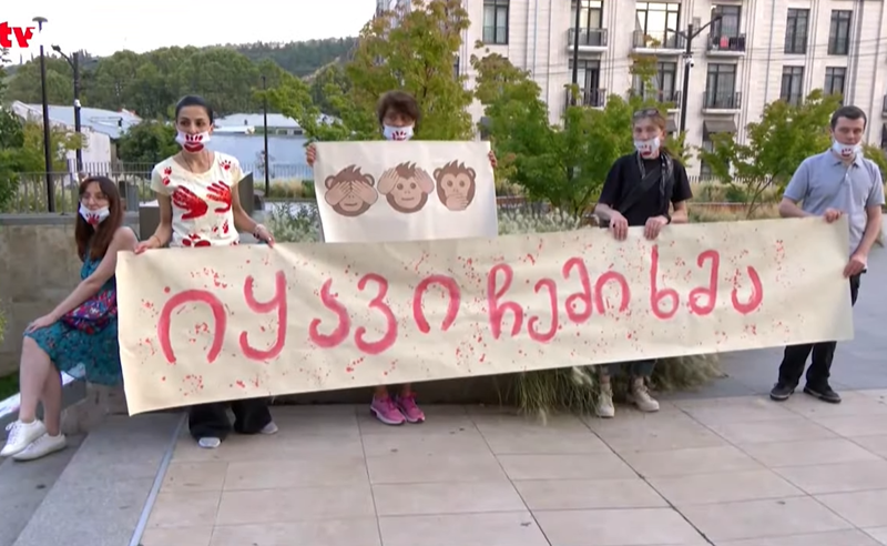 „იყავი ჩემი ხმა“ - ცხოველთა უფლებების დამცველებმა კობახიძის სამსახურთან აქცია გამართეს
