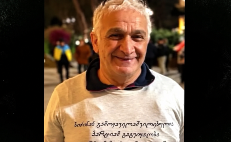 მაისურზე წარწერის გამო დაკავებულ 69 წლის პენსიონერს 15 დღიანი პატიმრობა შეეფარდა