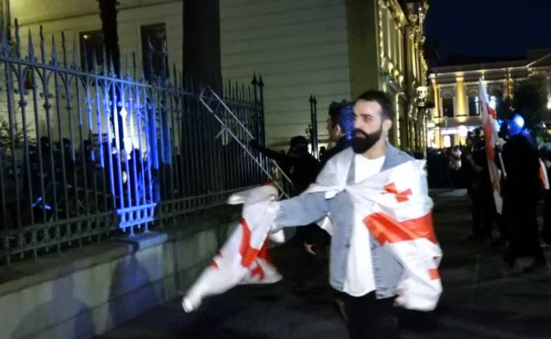 4 ოქტომბრის საქმეზე დაკავებული თორნიკე მჭედლიშვილი თავისუფალია 