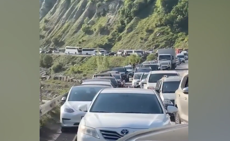 კილომეტრიანი რიგები ლარსზე - რუსეთ-საქართველოს საზღვართან ისევ ასობით მანქანა დგას (ახალი კადრები და ოპოზიციის შეფასებები)