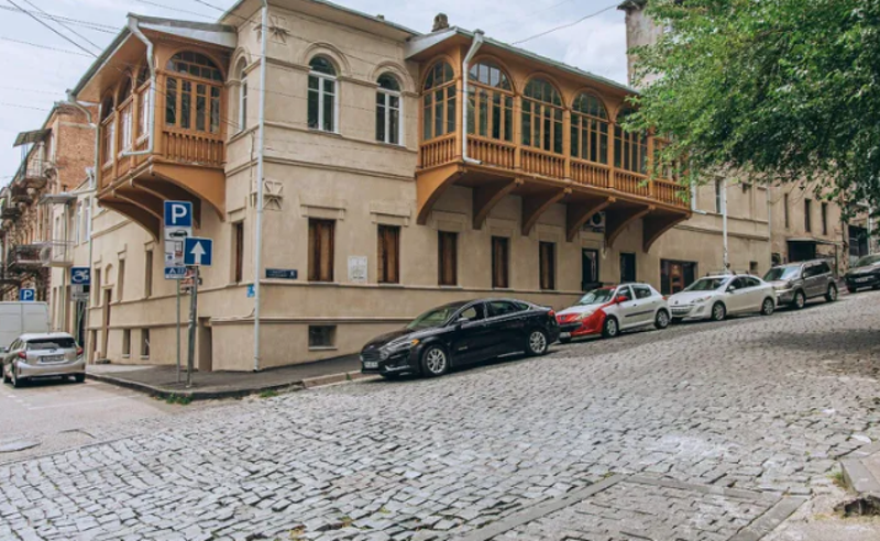 ალექსანდრე ჭავჭავაძის ქუჩაზე რიყის ქვაფენილი ასფალტით ჩანაცვლდება