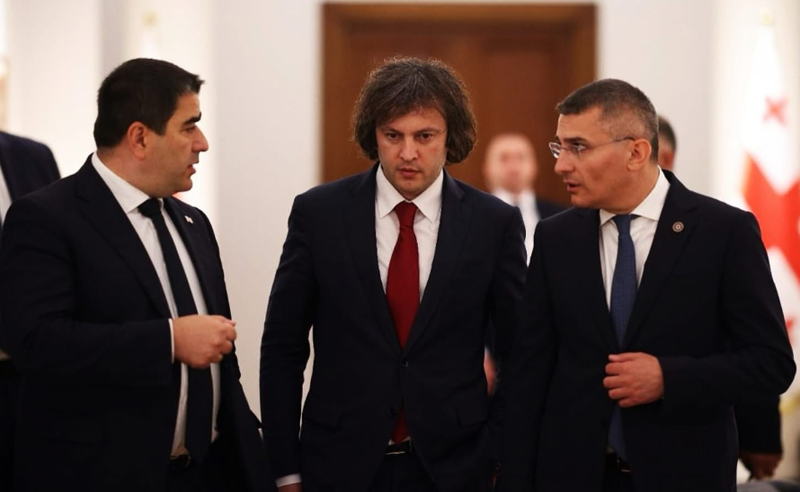 გავერთობი ამათი აღზრდით - სააკაშვილი ივანიშვილს სთხოვს, მალე შეუსახლოს ციხეში მდინარაძე, კობახიძე და პაპუაშვილი 