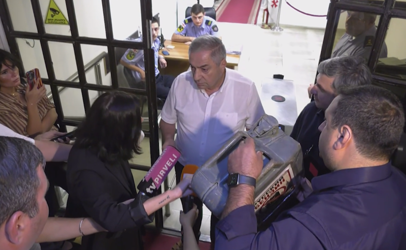 ხმაური აფხაზეთის მთავრობის შენობასთან [ვიდეო]